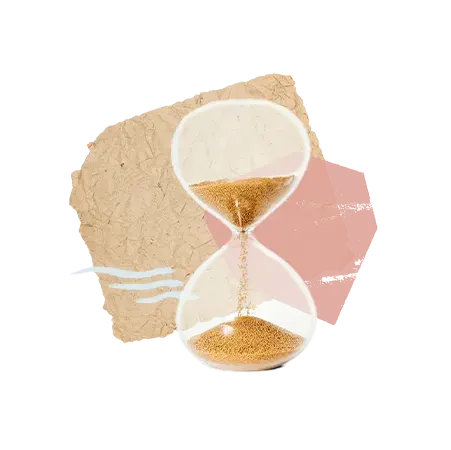 Eine gläserne Sanduhr mit goldenem Sand, der von oben nach unten fließt, steht vor abstrakten beigen und rosa Formen.