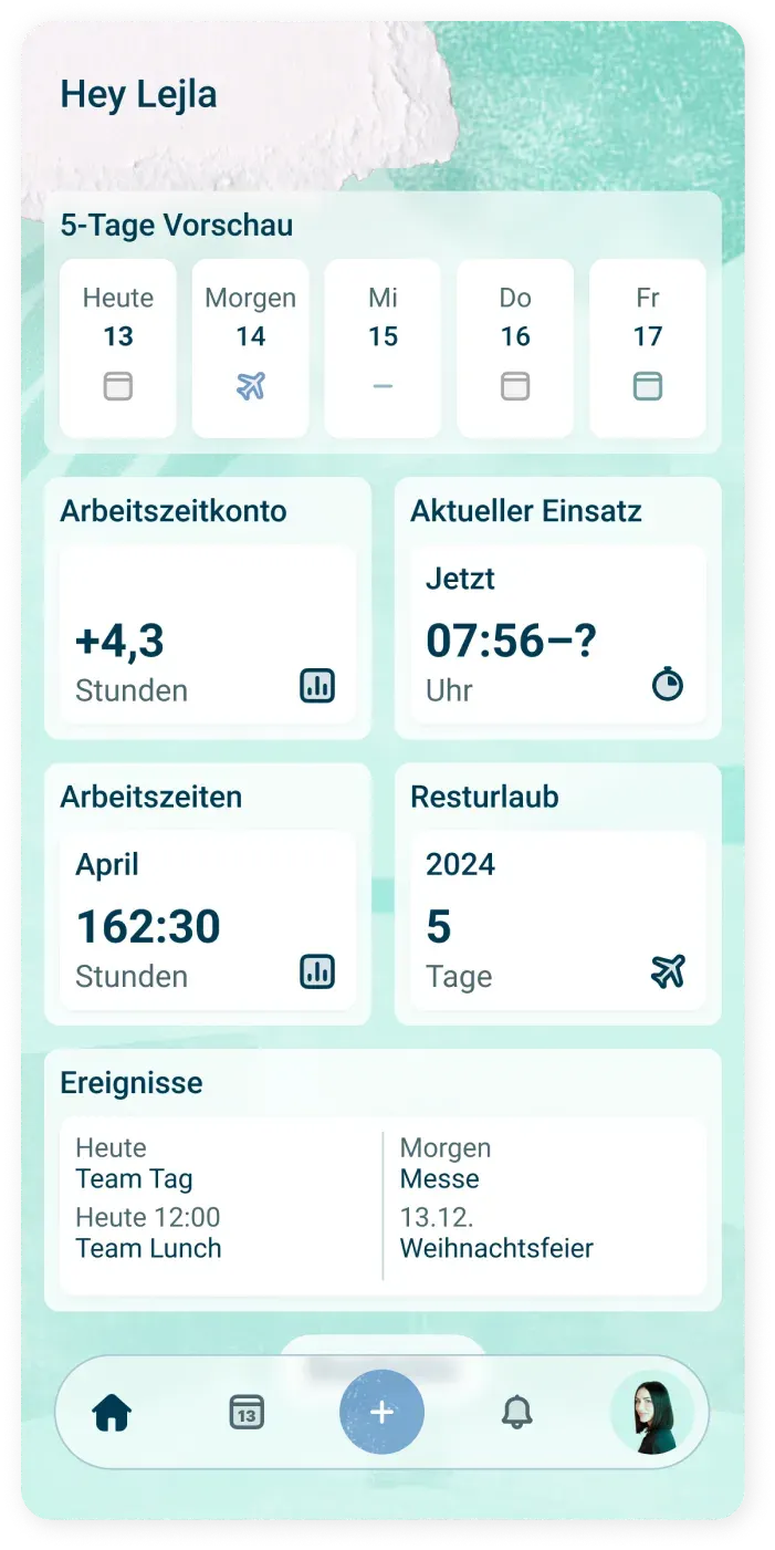 Ein Dashboard der mobilen App zeigt die Arbeitszeiterfassung an: 5-Tage-Vorschau, geleistete Stunden (+4,3), aktuelle Schicht (07:56-?), Gesamtstunden im April (162:30), verbleibender Urlaub (5 Tage) und anstehende Veranstaltungen.