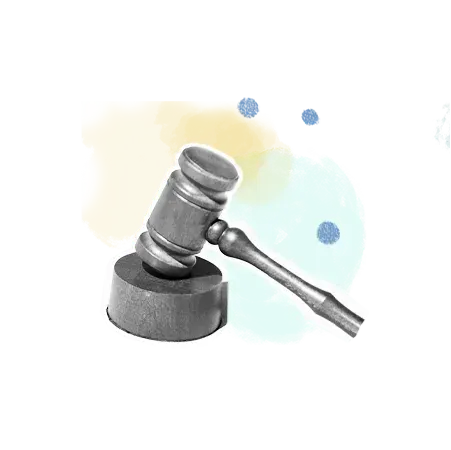 Ein hölzerner Richterhammer ruht auf seinem Resonanzkörper, im Hintergrund sind abstrakte gelbe und blaue Formen zu sehen.