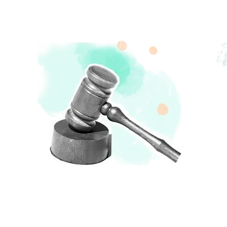 Ein grauer Richterhammer ruht auf seinem Resonanzkörper vor einem abstrakten Hintergrund mit grünen und orangefarbenen Formen.