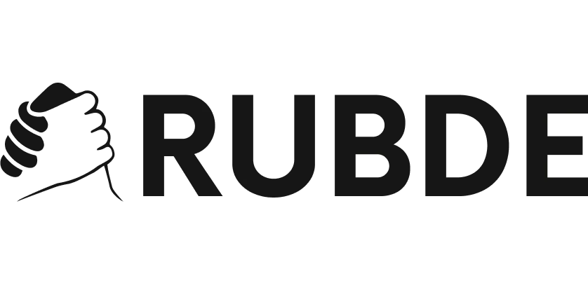 Das Bild zeigt ein verpixeltes, schwarzes Textlogo auf weißem Hintergrund. Der Text ist schwer zu lesen, scheint aber QRUBOT zu bedeuten, mit einer verpixelten Roboterfigur links neben den Buchstaben.