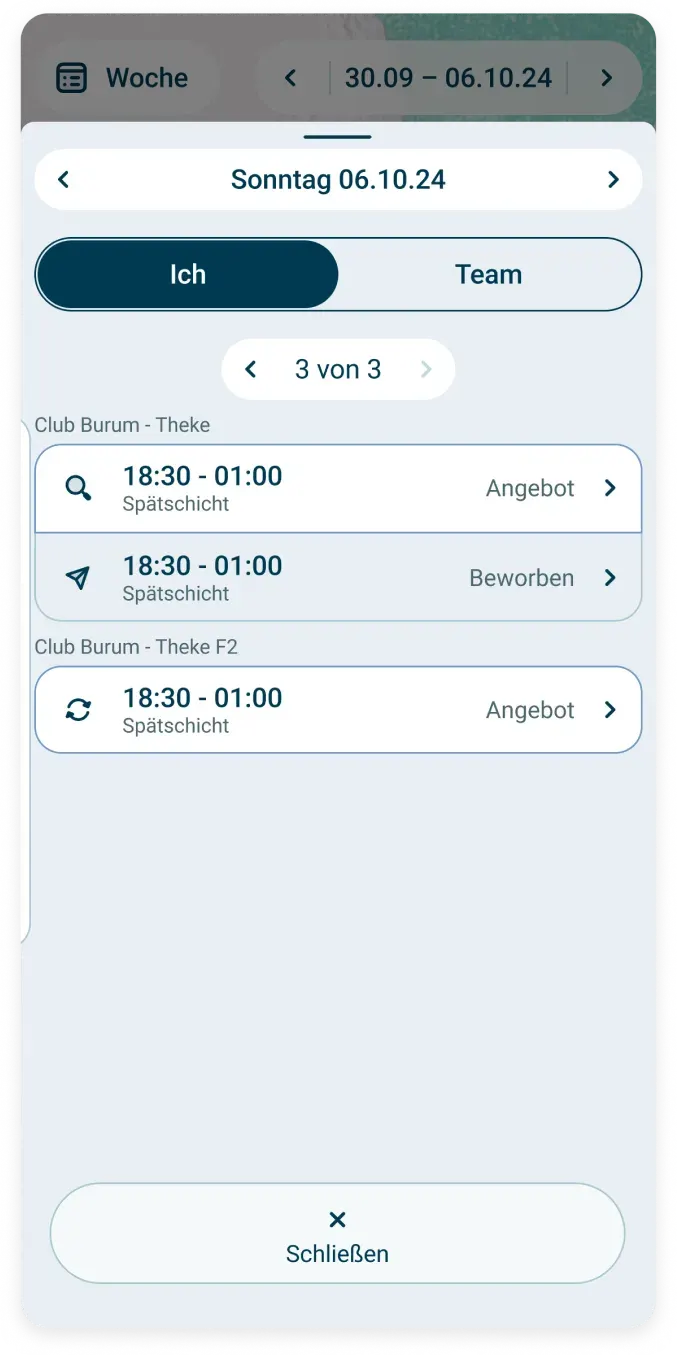Ein Bildschirm der Handy-App zeigt einen Arbeitsplan für Sonntag, den 06.10.24. Zwei Spätschichten, 18:30-01:00, sind im Club Burum - Theke aufgeführt. Eine Schicht ist mit Angebot und die andere mit Bewerben beschriftet. Am unteren Rand befindet sich eine Schaltfläche zum Schließen.