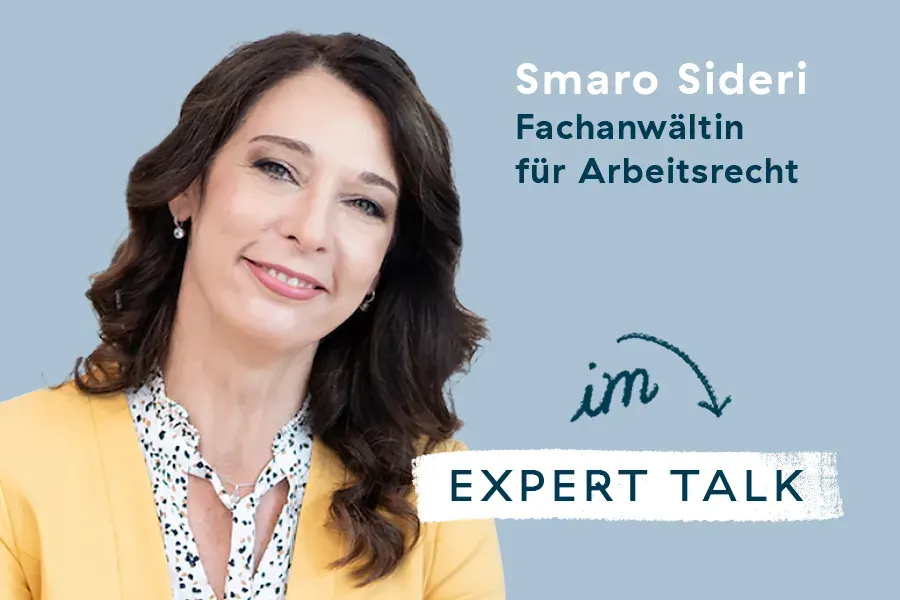 Lächelnde Frau mit braunem Haar in einem gelben Blazer. Text: Smaro Sideri, Fachanwältin für Arbeitsrecht, im Expert Talk auf hellblauem Hintergrund.