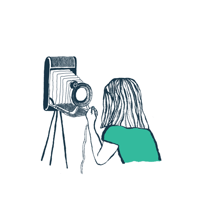 Illustration einer Person mit langen Haaren und einem grünen Hemd, die eine altmodische Kamera auf einem Stativ bedient, von hinten gesehen.