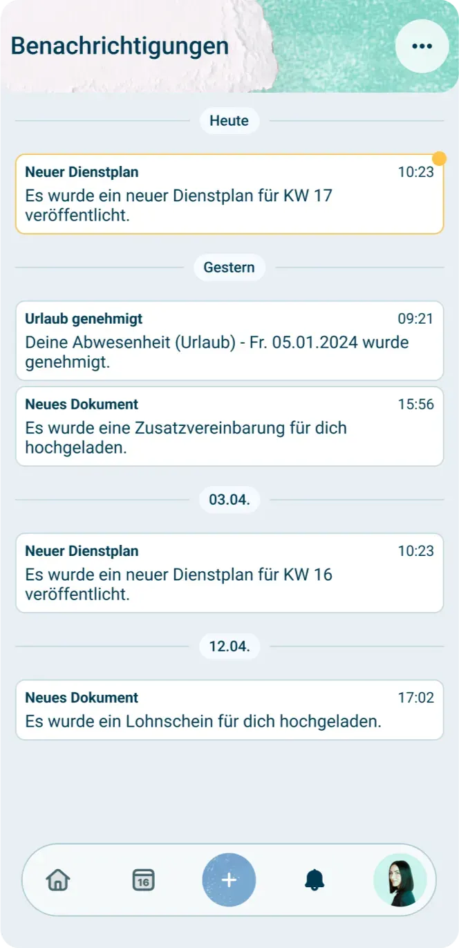 Screenshot einer Benachrichtigungsseite in deutscher Sprache mit verschiedenen Meldungen zu Dienstplänen, genehmigtem Urlaub, Zusatzvereinbarungen und hochgeladenen Gehaltsabrechnungen, mit Angabe von Datum und Uhrzeit.