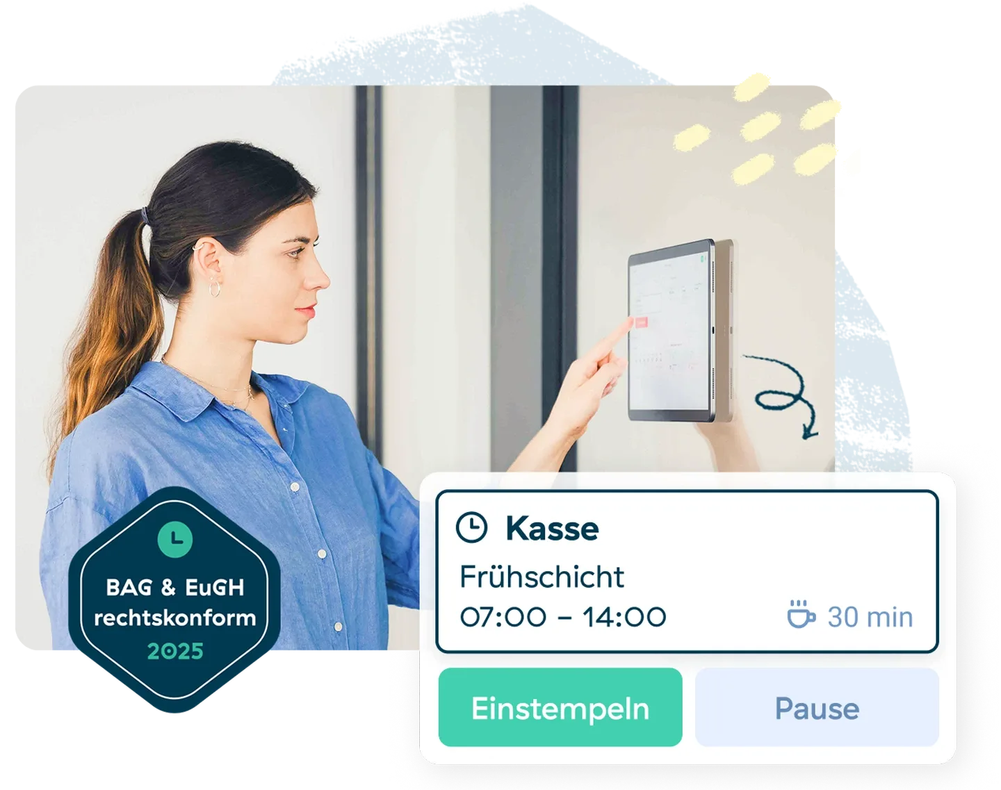 Eine Frau im blauen Hemd meldet sich zu ihrer Schicht an, indem sie ein an der Wand befestigtes Tablet berührt. Ein Overlay zeigt Details zur Schicht an: Kasse, Frühschicht, 07:00-14:00, 30 Minuten Pause, mit den Schaltflächen "Einstempeln" und "Pause".