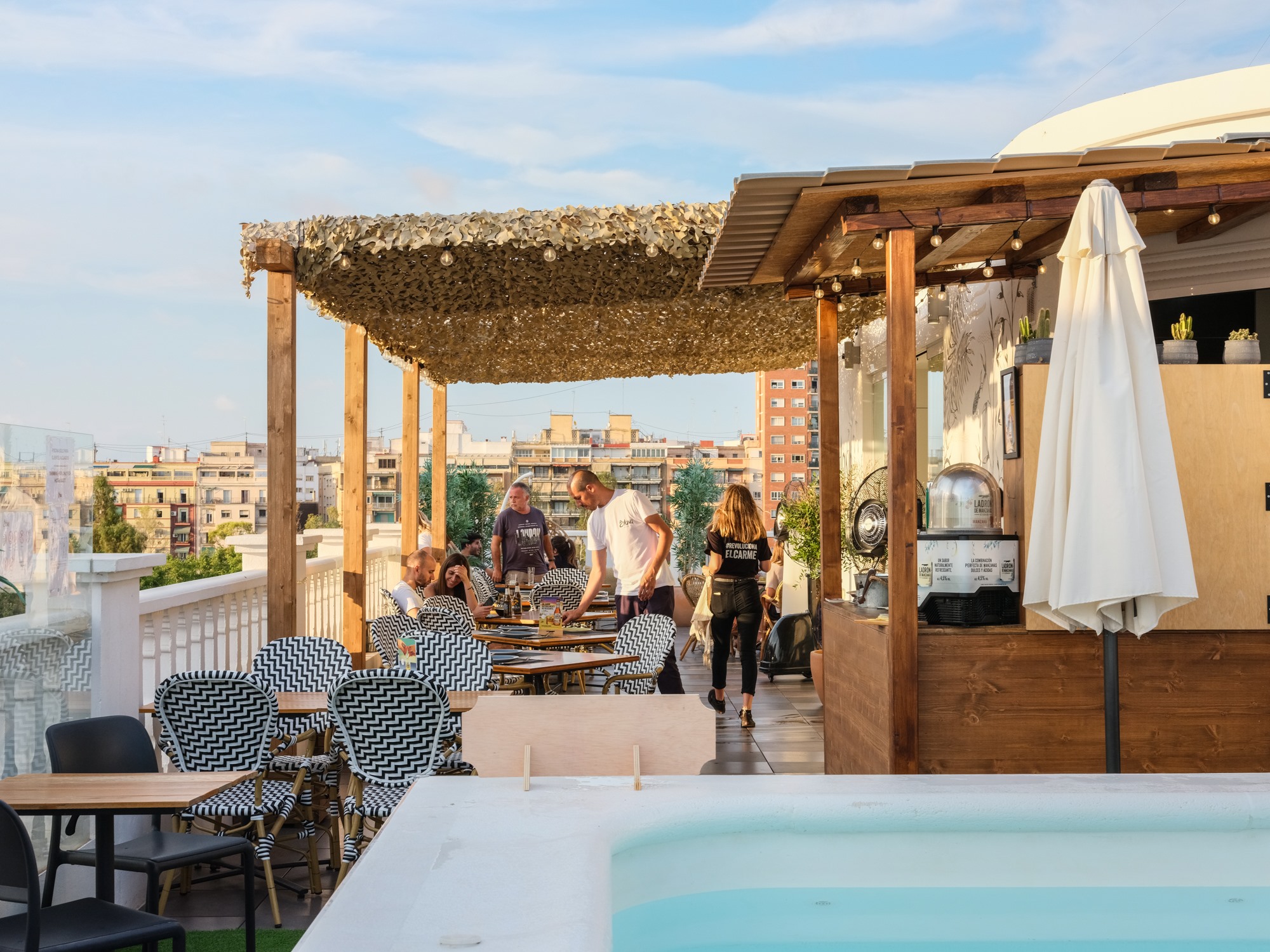 Ambiente relajado y vistas urbanas en Blanq Terrassa, una azotea perfecta para disfrutar de una comida al sol junto a la piscina.