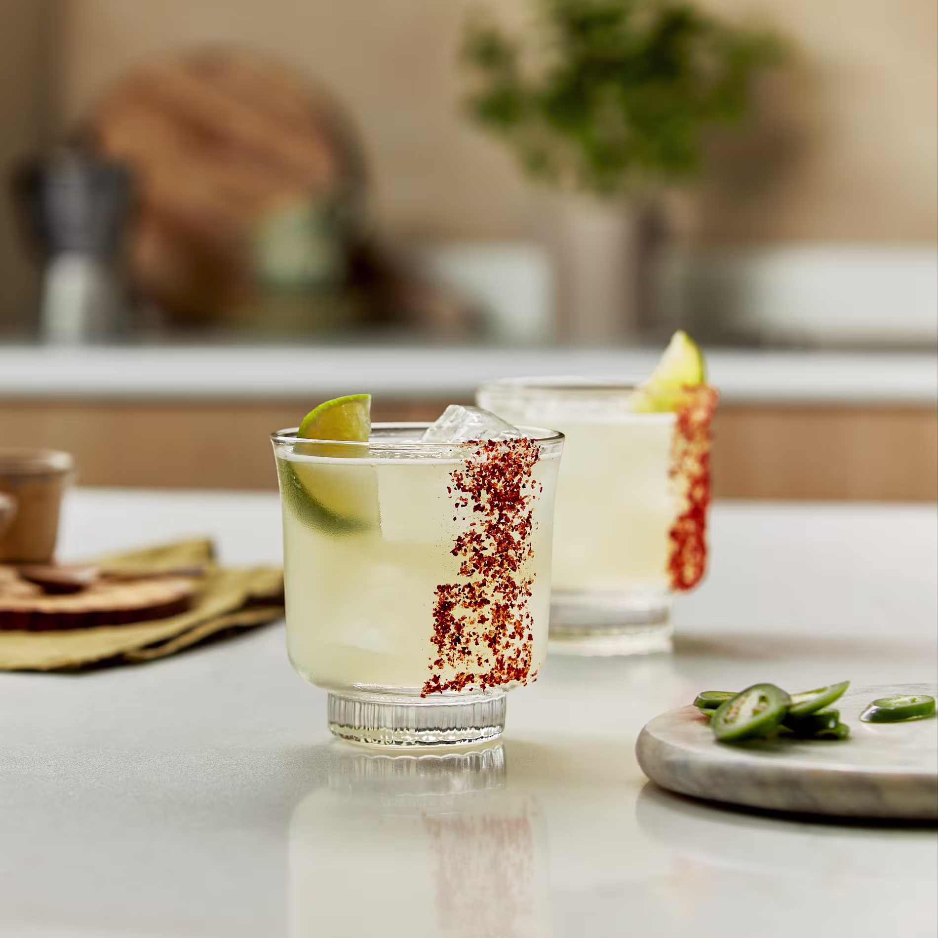 Fűszeres margarita jégpohárban, Tajin peremmel és lime ékkel díszítve.