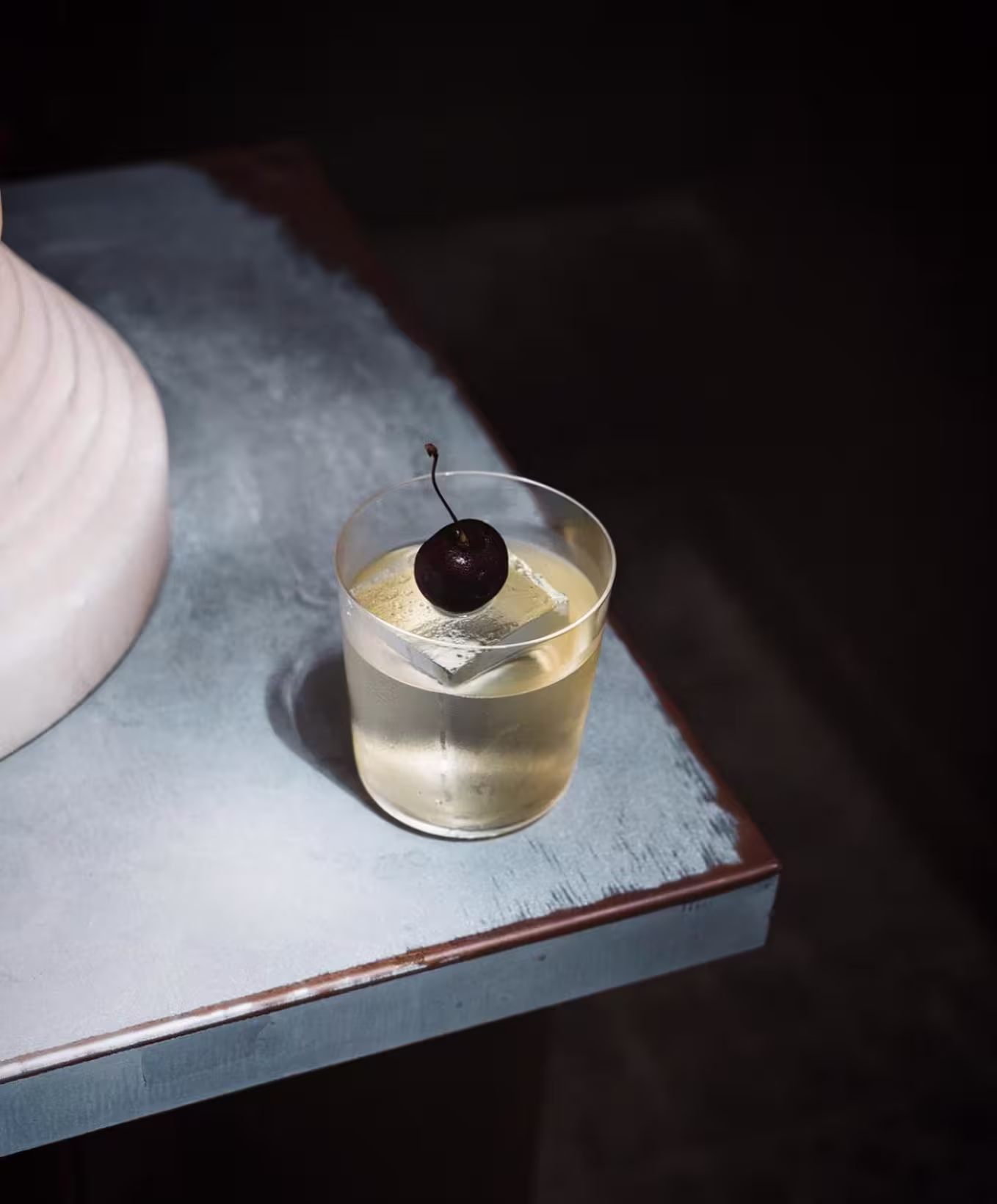 En El Chiringuito de Casa Bonay, un elegante cóctel con cereza y un hielo cristalino invita a disfrutar de una experiencia sofisticada y refrescante.