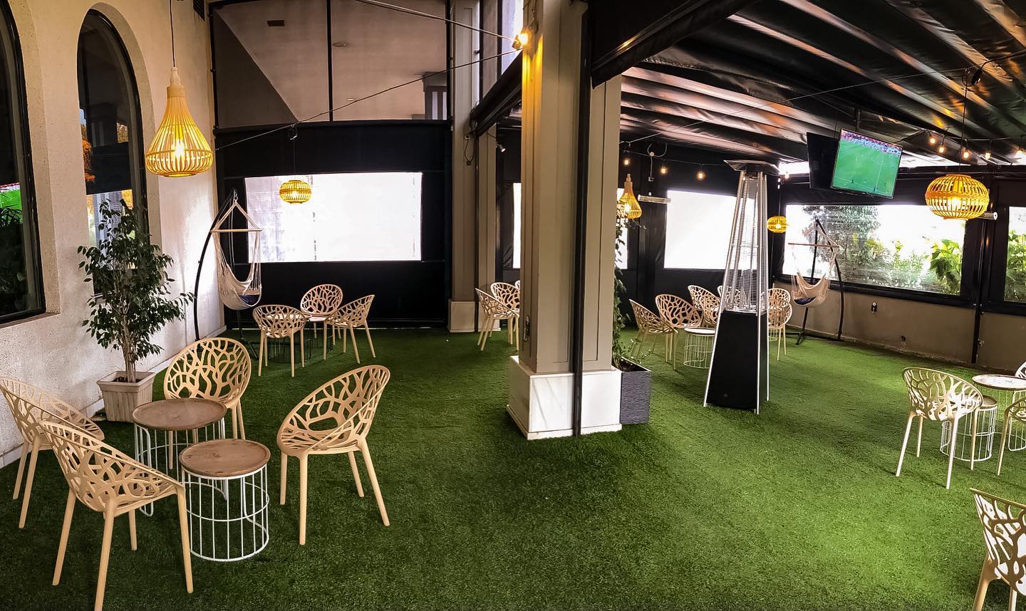 Bohra Shisha Cocktail ofrece un ambiente relajado con decoración moderna, cómodas áreas al aire libre y un espacio ideal para disfrutar entre amigos.