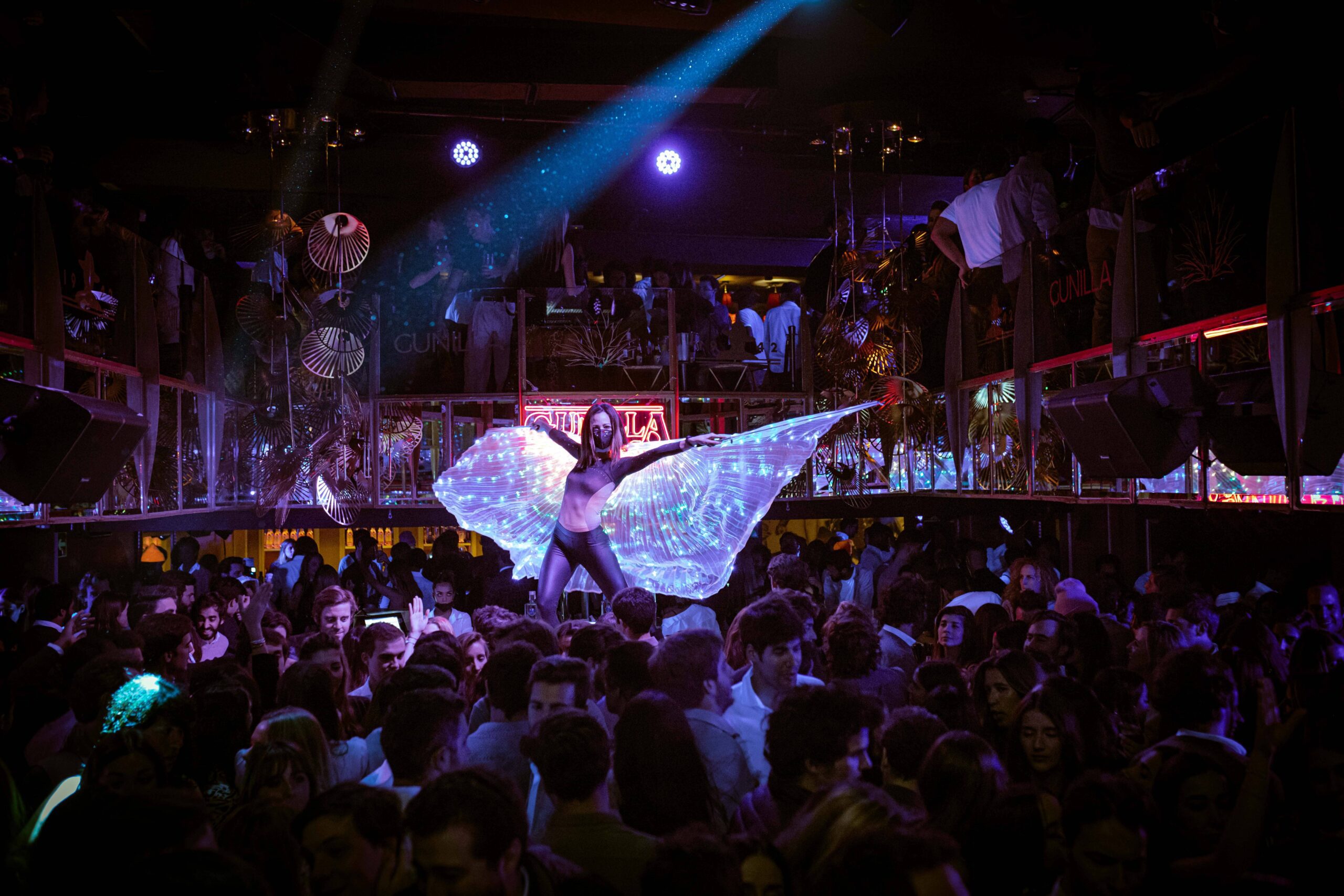 En Gunilla, la fiesta cobra vida con impresionantes espectáculos y una pista de baile llena de energía, bajo luces vibrantes y una atmósfera única.