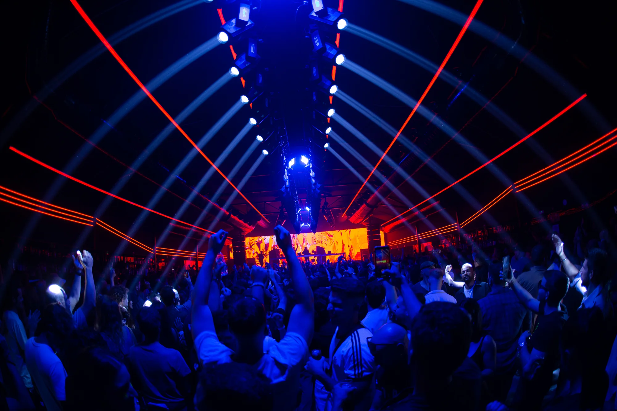 Sala Pandora es el epicentro de la fiesta nocturna con DJs en vivo, luces espectaculares y un ambiente único que invita a bailar hasta el amanecer.