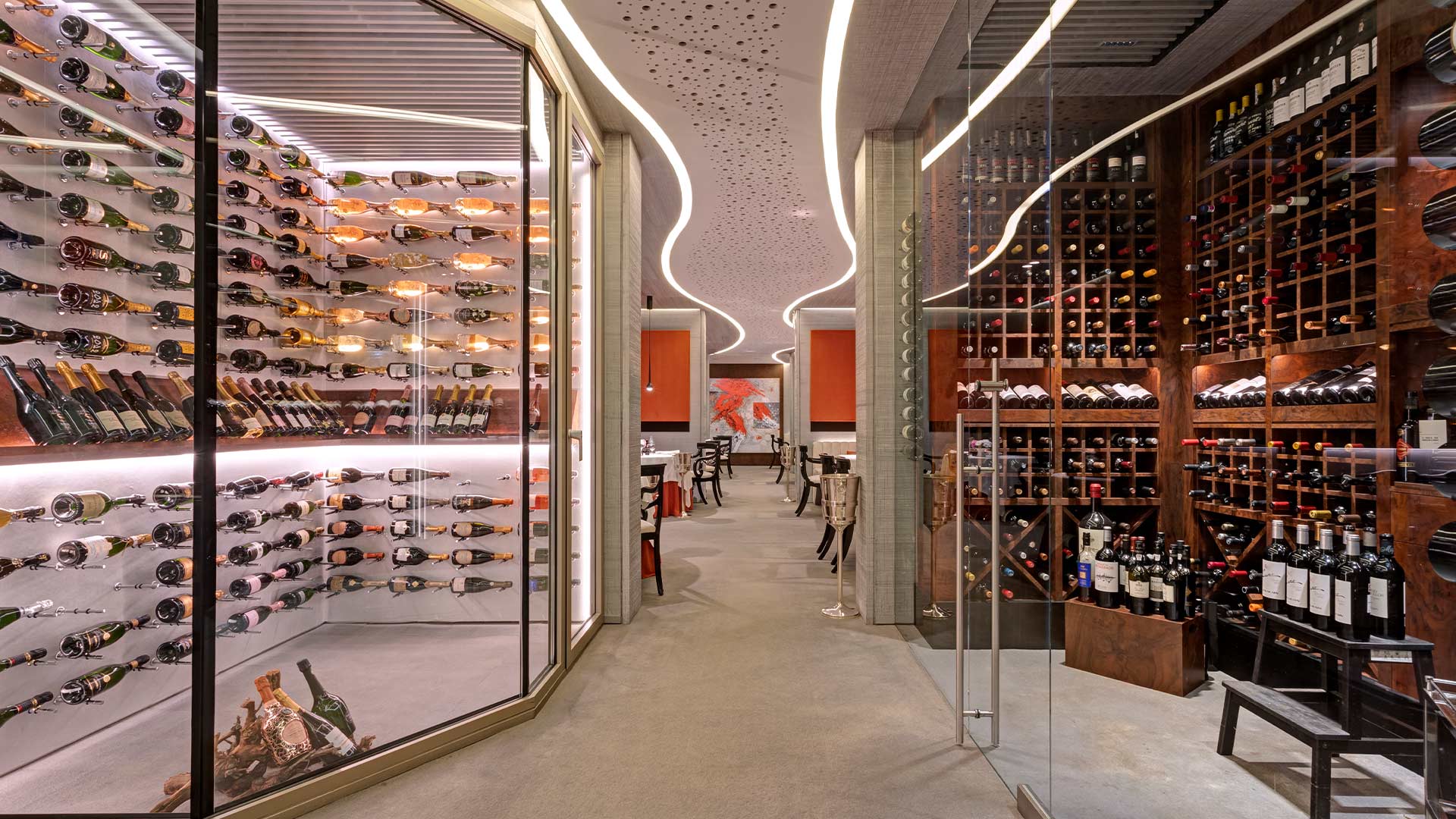 Zalacaín presenta una exquisita cava de vinos con paredes de cristal y una iluminación sofisticada, ideal para amantes de la alta gastronomía.
