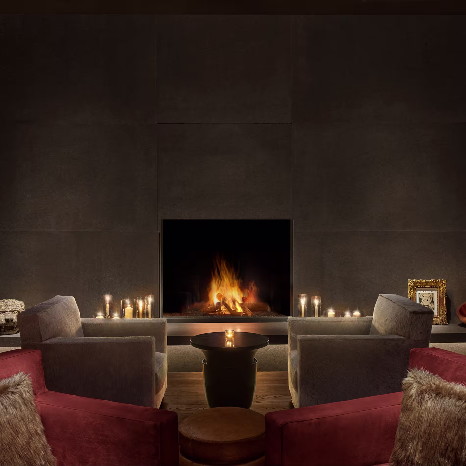 El ambiente acogedor de Punch Room en The Madrid Edition invita a relajarse junto a la chimenea, disfrutando de cócteles y una atmósfera sofisticada.