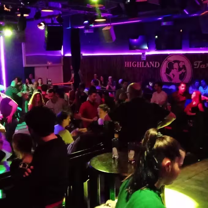 Highland Tarragona: Ambiente animado y acogedor con un toque de neón en la iluminación, ideal para disfrutar de una noche de baile y diversió