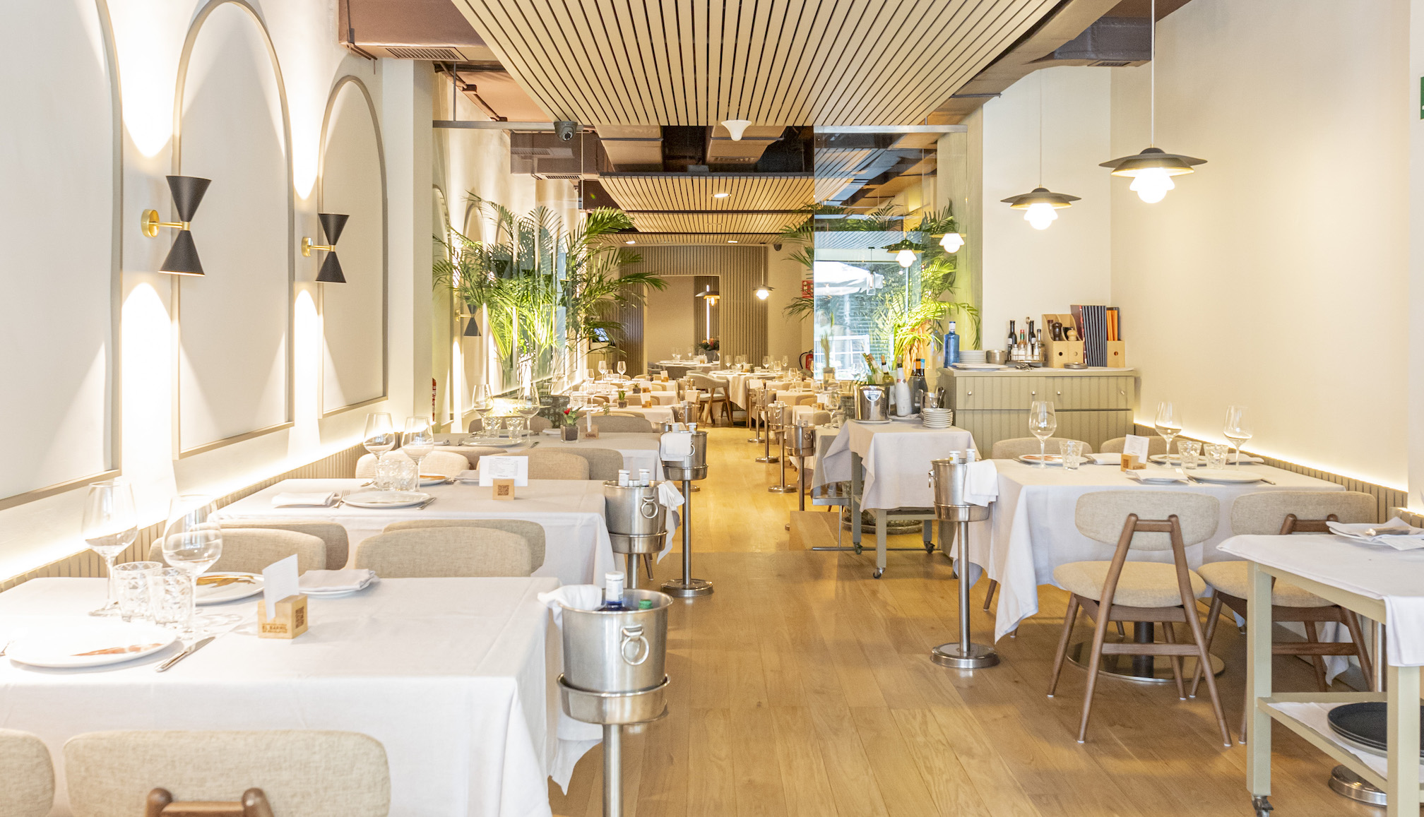 Barril Recoletos, elegante comedor con luz natural y diseño acogedor, ideal para disfrutar de mariscos frescos y platos tradicionales.