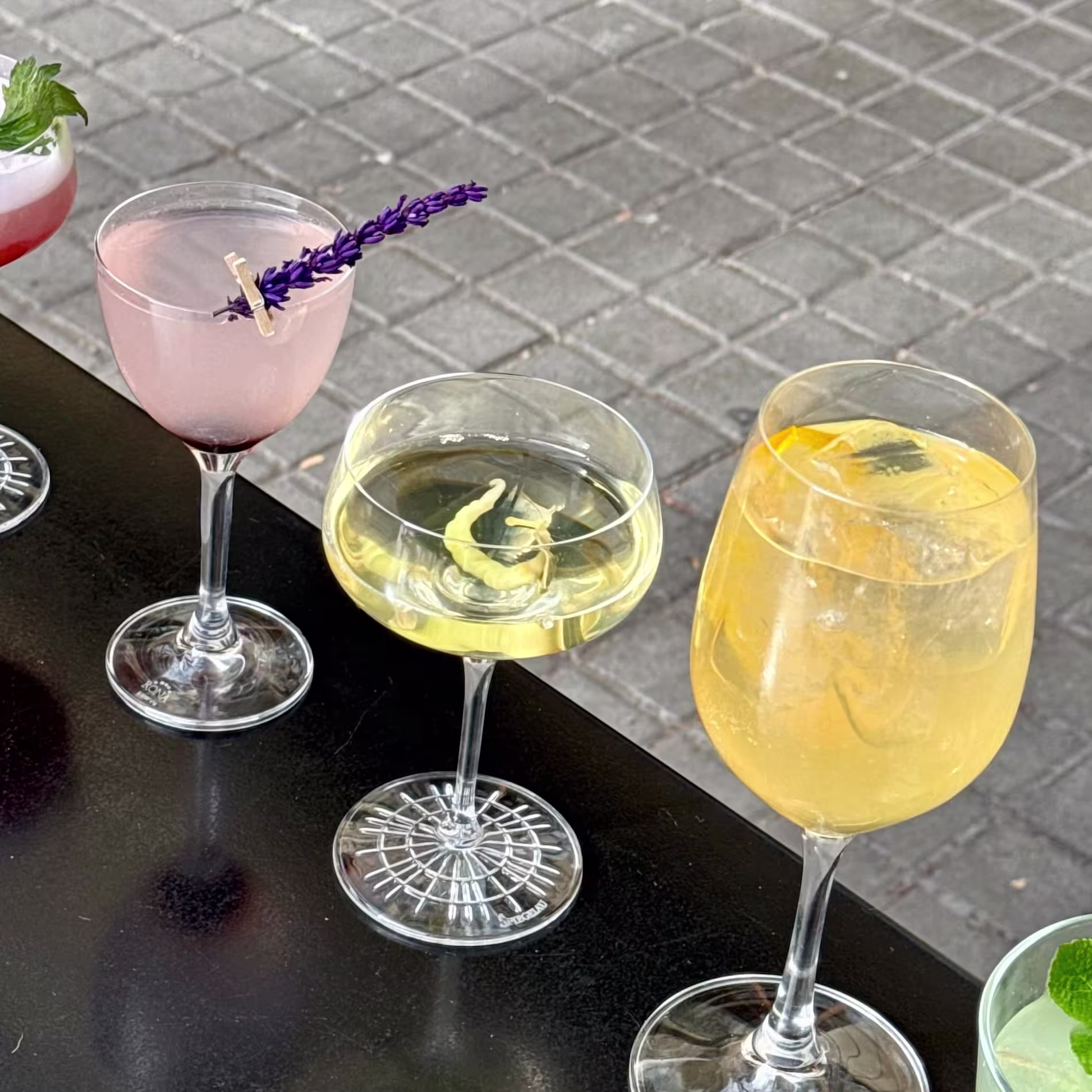V de Vermut: coctelería colorida, sabores inesperados y terraza para saborearlo todo sin prisas. Perfecto para brindar cualquier tarde.