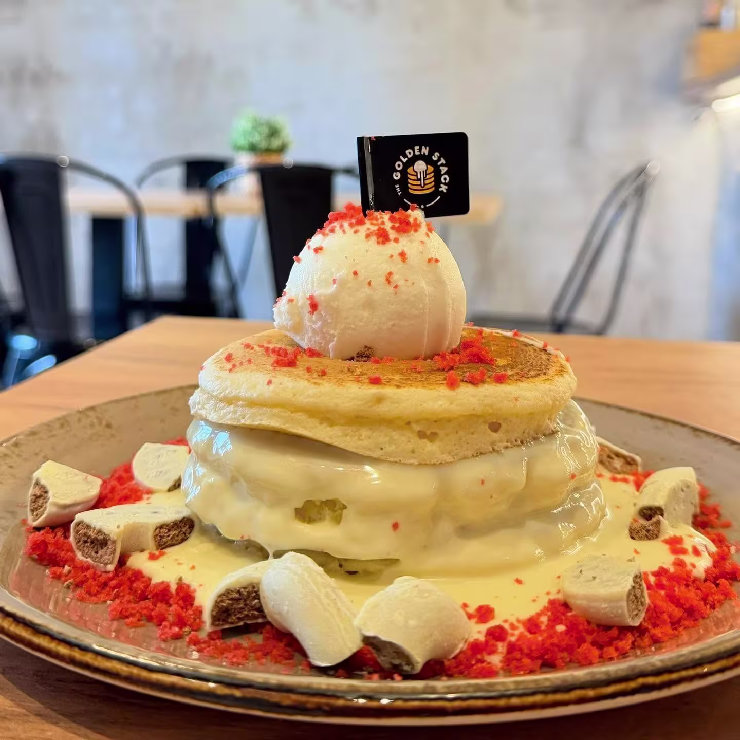 The Golden Stack sirve sus pancakes recién hechos con toppings que parecen de otro planeta. Aquí, el desayuno siempre es una celebración.