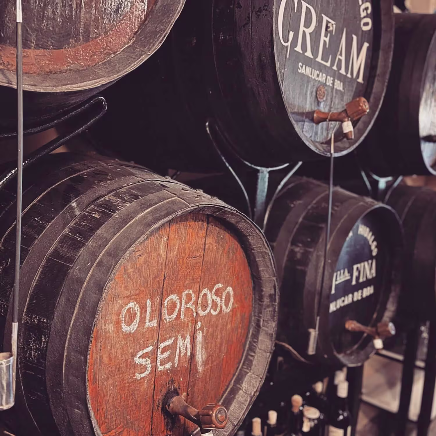 Barricas de madera en Bodega Díaz Salazar, donde los vinos generosos como el oloroso y la manzanilla se sirven directamente del tonel.