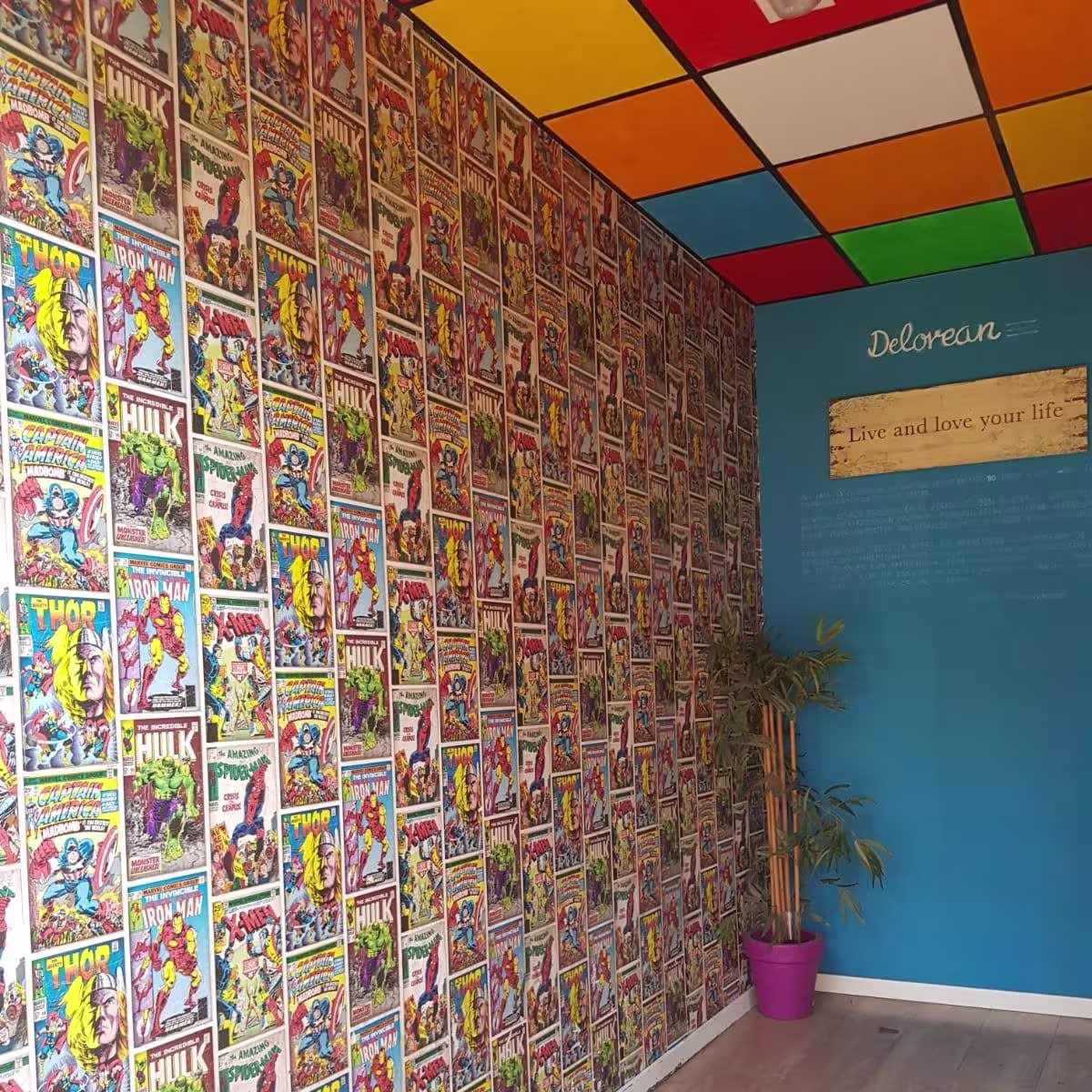 Delorean Lounge Ruzafa mezcla cultura pop, cómics clásicos y colores vibrantes en un rincón lleno de personalidad para los nostálgicos y amantes del estilo retro.