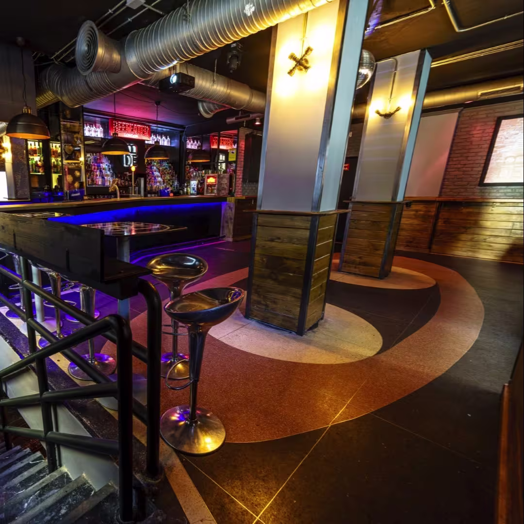 Ambiente vibrante en Bodeguita de Enmedio, ideal para disfrutar de copas en un espacio moderno y lleno de energía.