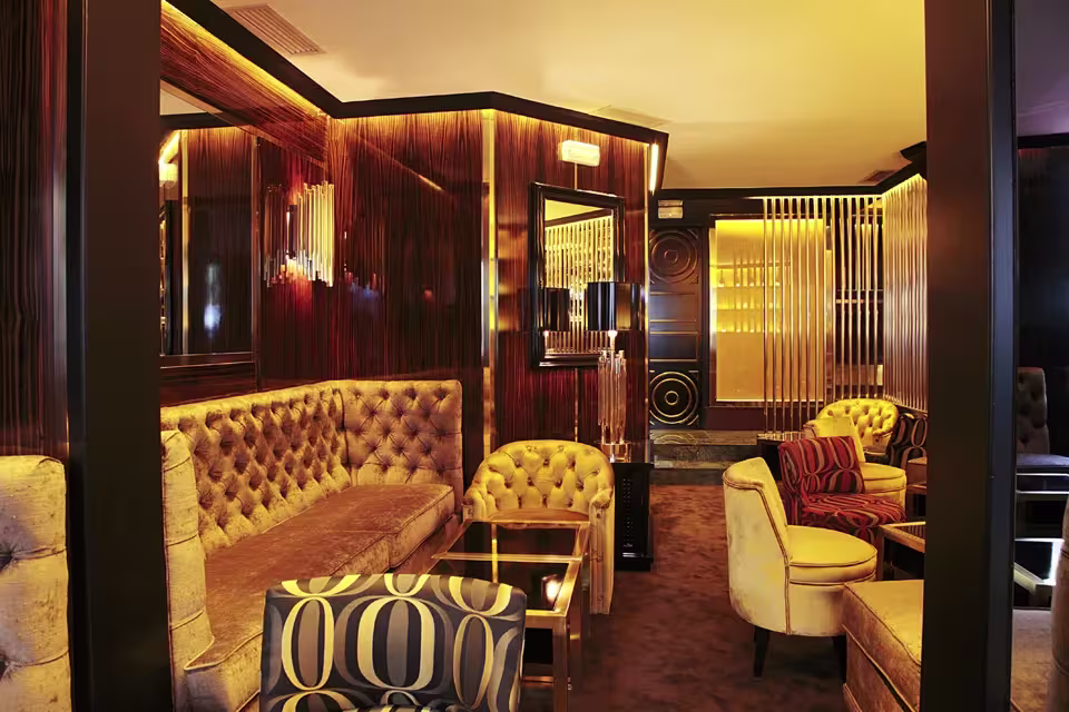 Solange Cocktails en Barcelona es un espacio sofisticado con elegantes sofás de terciopelo y luz dorada, ideal para disfrutar de coctelería de autor.