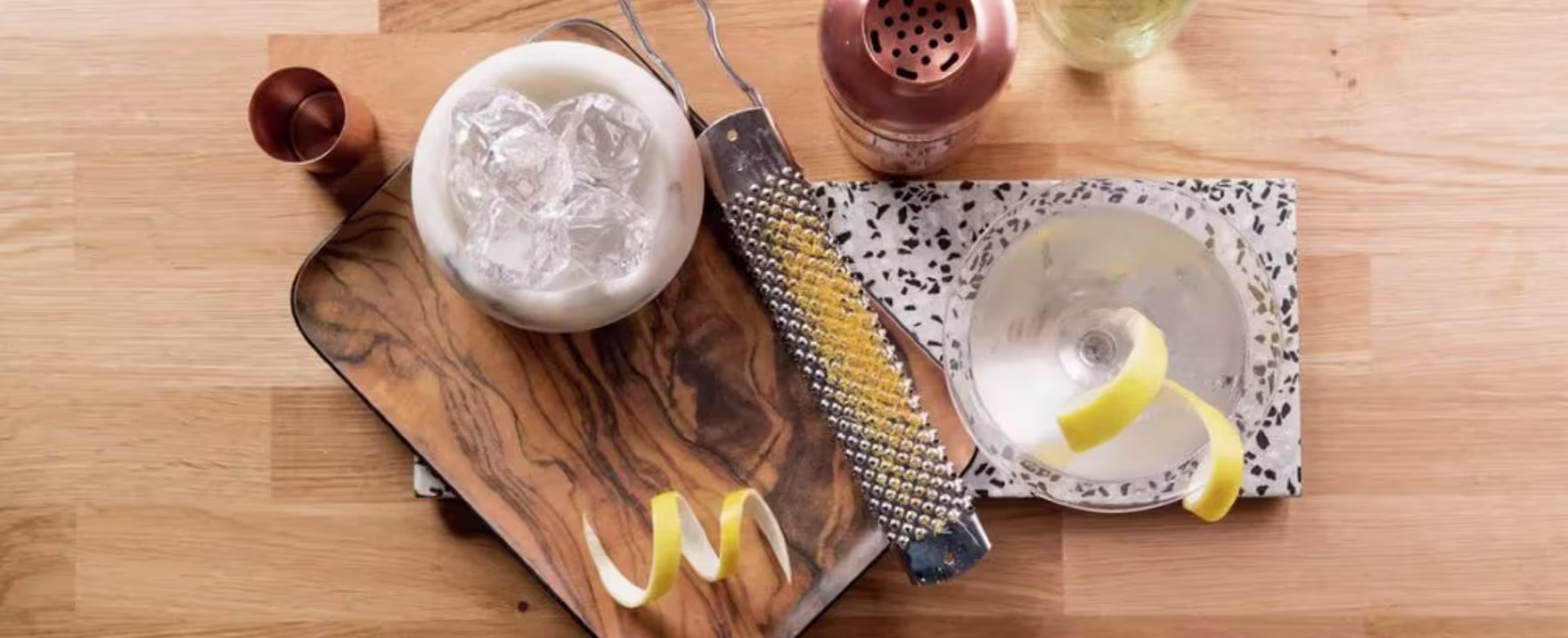 La imagen muestra un set de bartender visto desde arriba