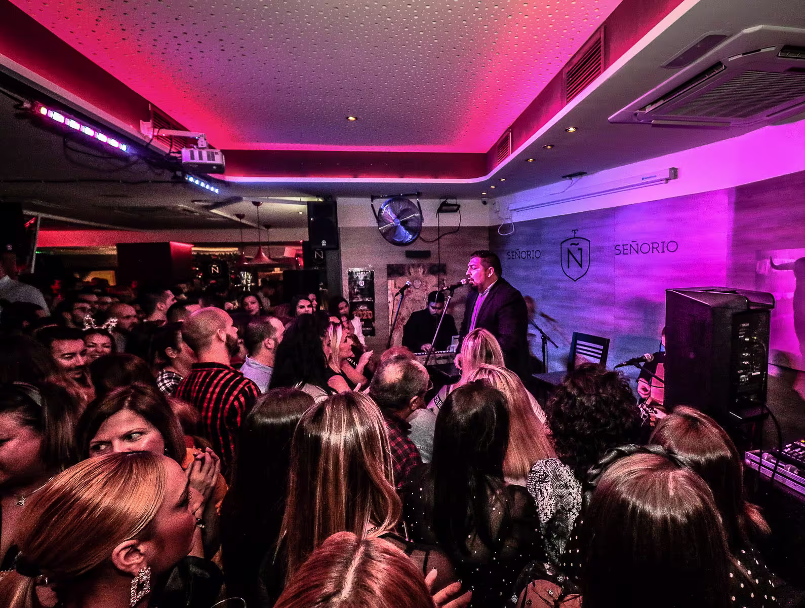 Señorío Málaga ofrece noches vibrantes con música en vivo, un ambiente animado y la mejor compañía para disfrutar de una velada única en la ciudad.