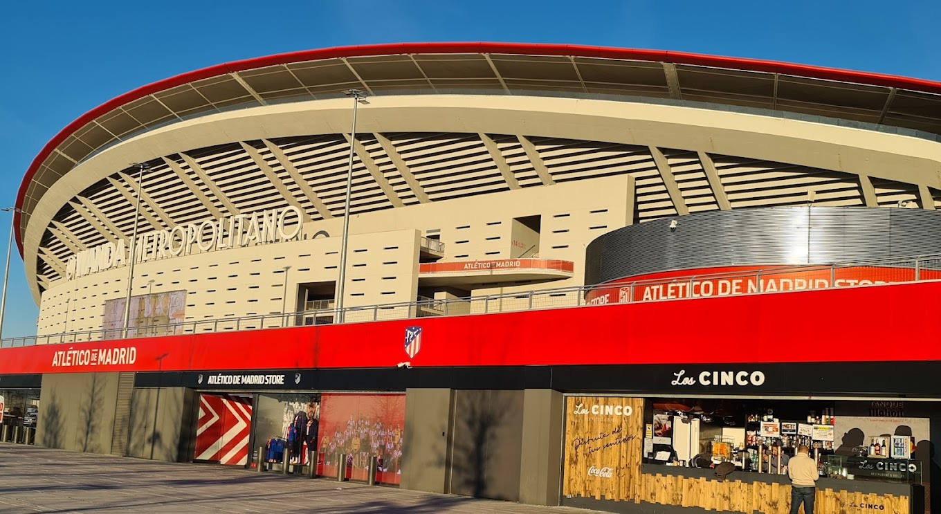 Vista exterior del estadio Wanda Metropolitano en Madrid, con la tienda oficial del Atlético de Madrid y el restaurante Los Cinco al frente
