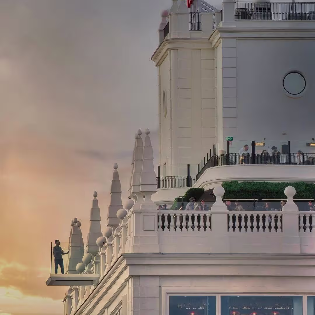 360º Rooftop Bar en el Hotel Riu Plaza España ofrece vistas panorámicas espectaculares con su icónica pasarela de cristal suspendida en el cielo de Madrid.