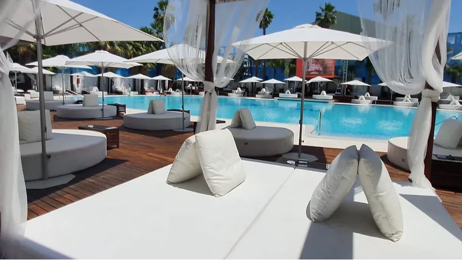 Camas balinesas, madera, cortinas blancas y una piscina infinita: Occo es un oasis de relax bajo el sol más vibrante.