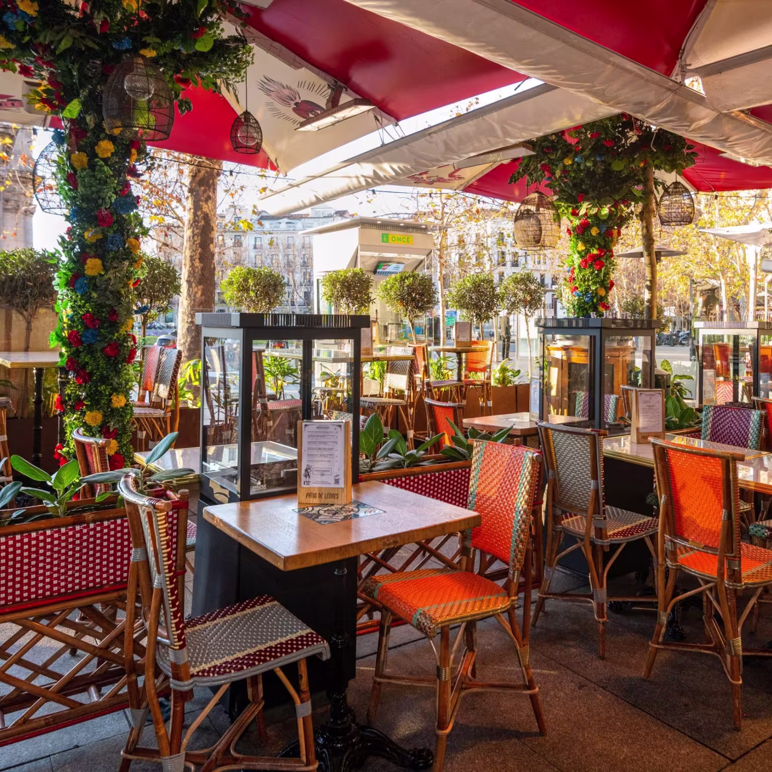 El Patio de Leones ofrece una terraza acogedora con coloridas sillas y una vista encantadora, el ambiente perfecto para disfrutar al aire libre.