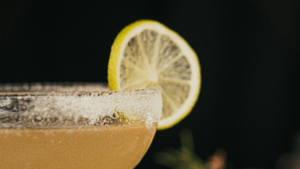 Low-Effort Pitcher Cocktails To Make For Your Cricket Match Parties_HeroImage_AltText