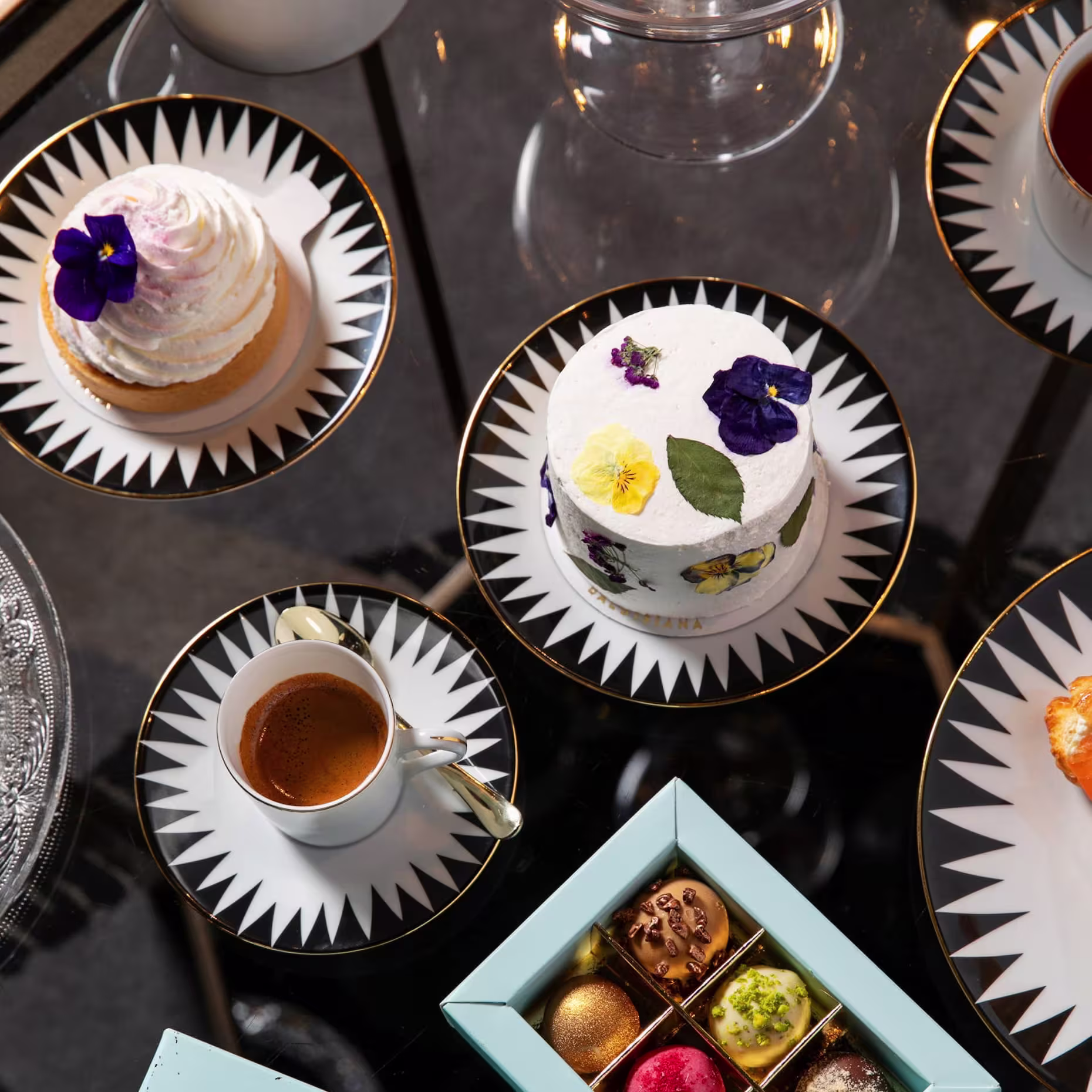 Exquisita selección de postres y chocolates de El Patio en el Hotel Four Seasons, una combinación perfecta de elegancia y sabor.