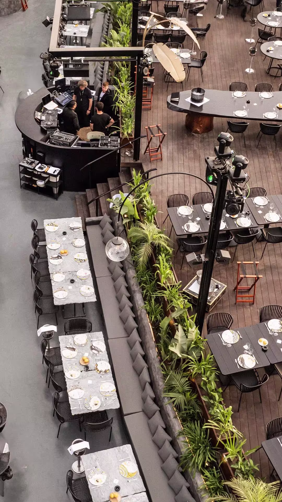 Mazmel by Finca Besaya con mesas elegantes con decoración vegetal y detalles sofisticados, ideal para cenas únicas y eventos sociales.