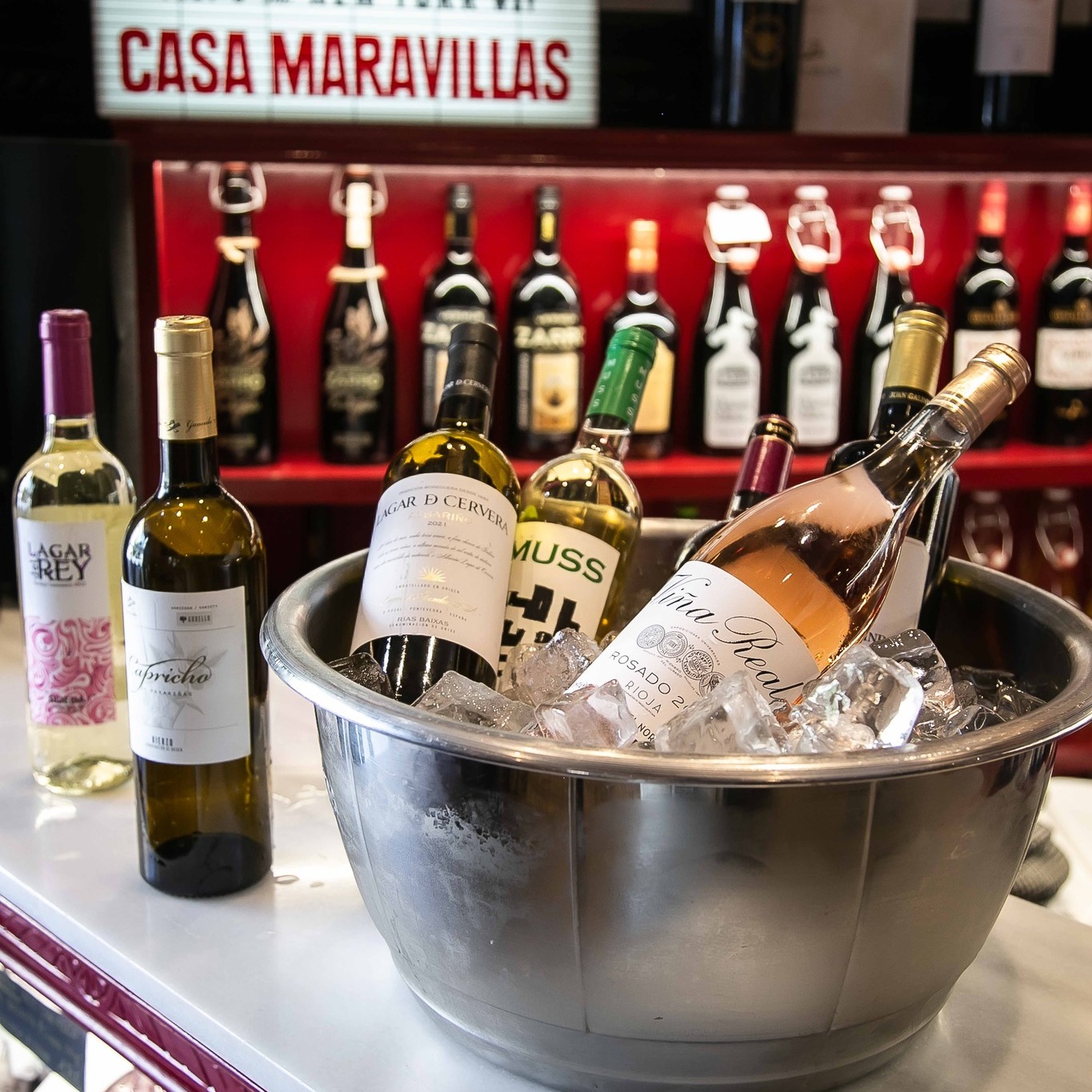 Casa Maravillas combina tradición y calidad con una selección de vinos españoles en un ambiente acogedor y elegante.