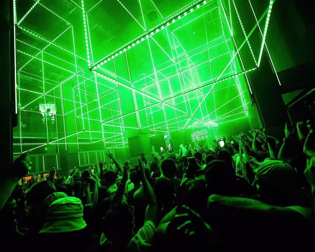 Art Club impresiona con un espectáculo de luces futurista y una atmósfera vibrante que convierte cada noche en una experiencia inolvidable.