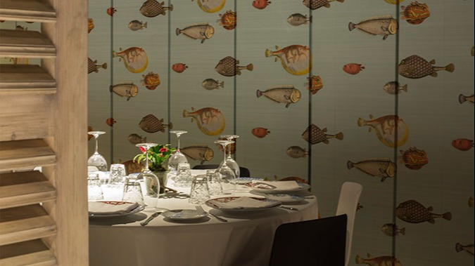 Barril de las Cortes, decoración marina y ambiente elegante para disfrutar de mariscos frescos y platos tradicionales.