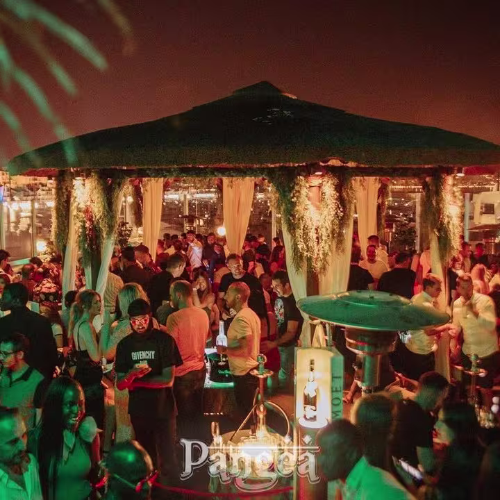 Pangea ofrece una terraza nocturna vibrante con vistas panorámicas al puerto, decoración elegante y una atmósfera llena de energía y exclusividad.