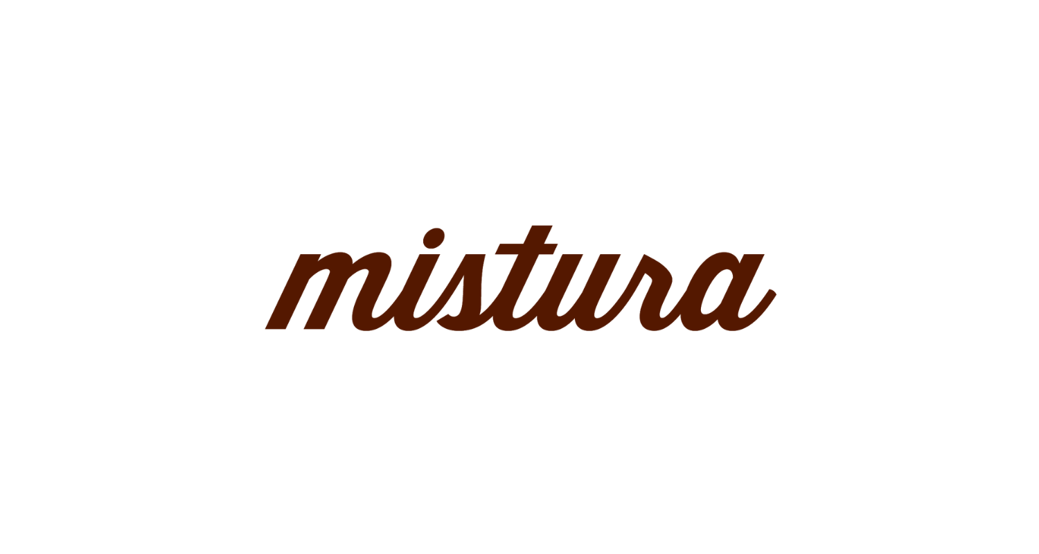 Vista cenital del puesto de Mistura en el Mercado de San Antón con vitrina de helados, toppings variados y zona de preparación a la vista.