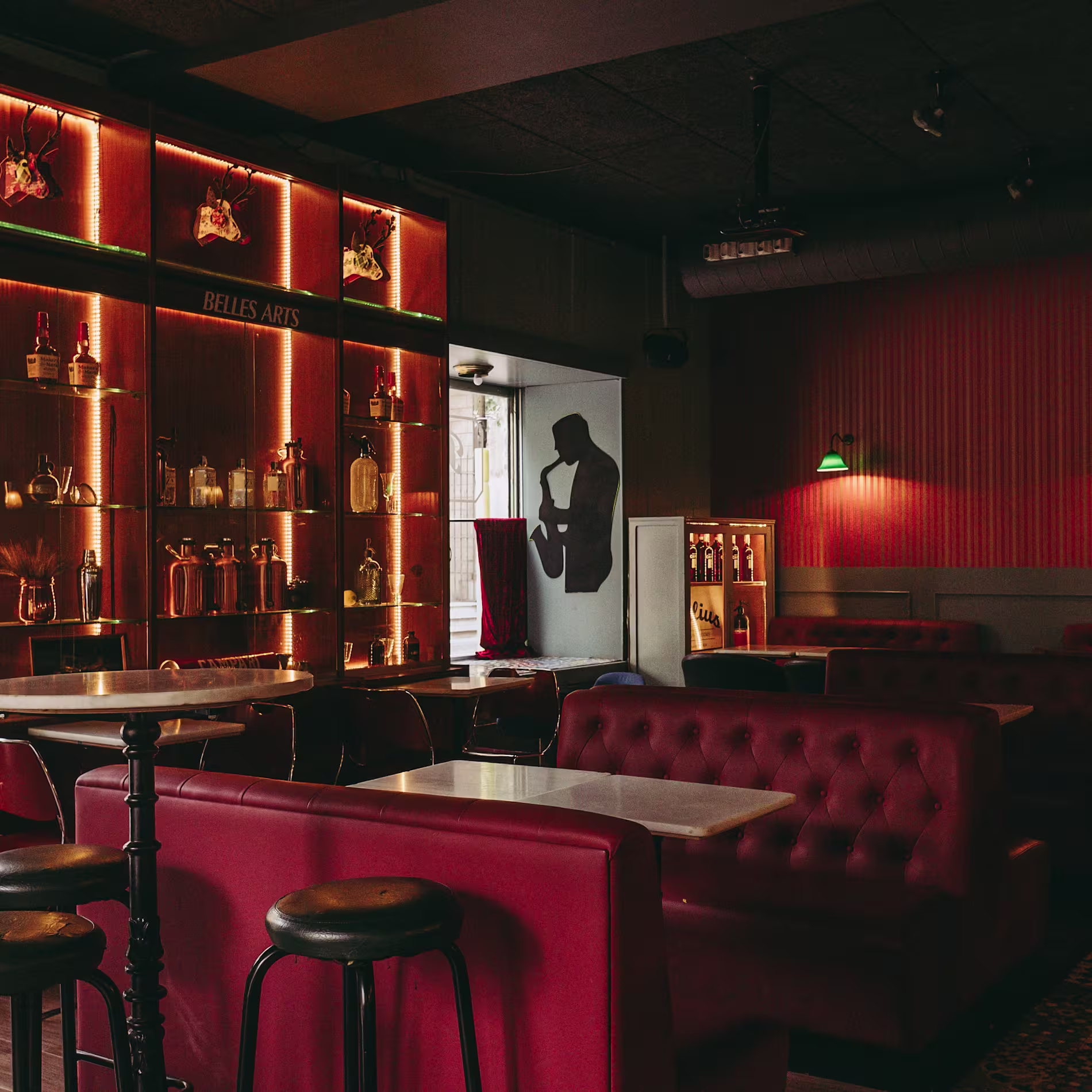 Balius Bar deslumbra con su vitrina iluminada llena de arte mixológico y un ambiente que mezcla elegancia retro y modernidad.