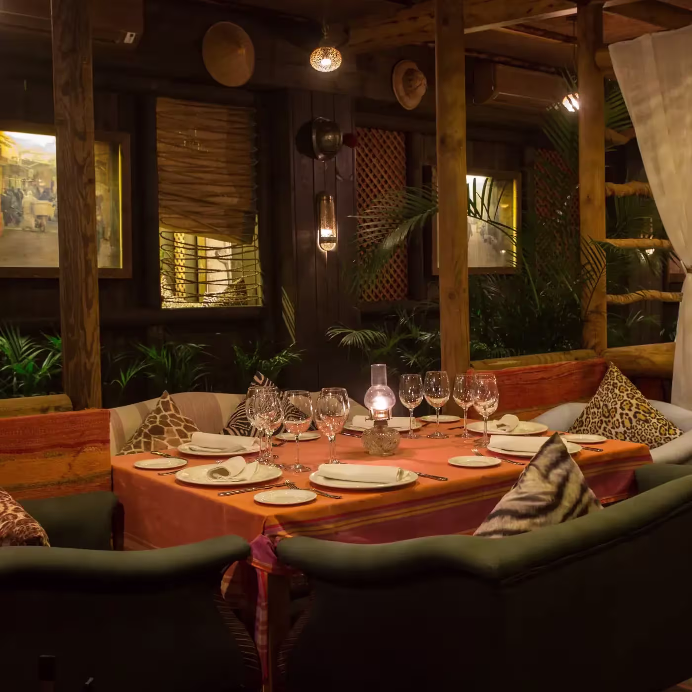 Interior de Trocadero Sotogrande, con decoración africana, tonos cálidos y detalles exóticos que crean un ambiente íntimo y sofisticado.