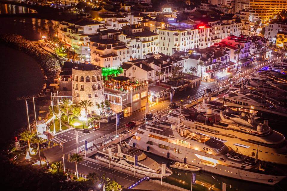 Pangea destaca en Puerto Banús con su ambiente exclusivo, vistas espectaculares al puerto y una vibrante vida nocturna que define el lujo en Marbella.