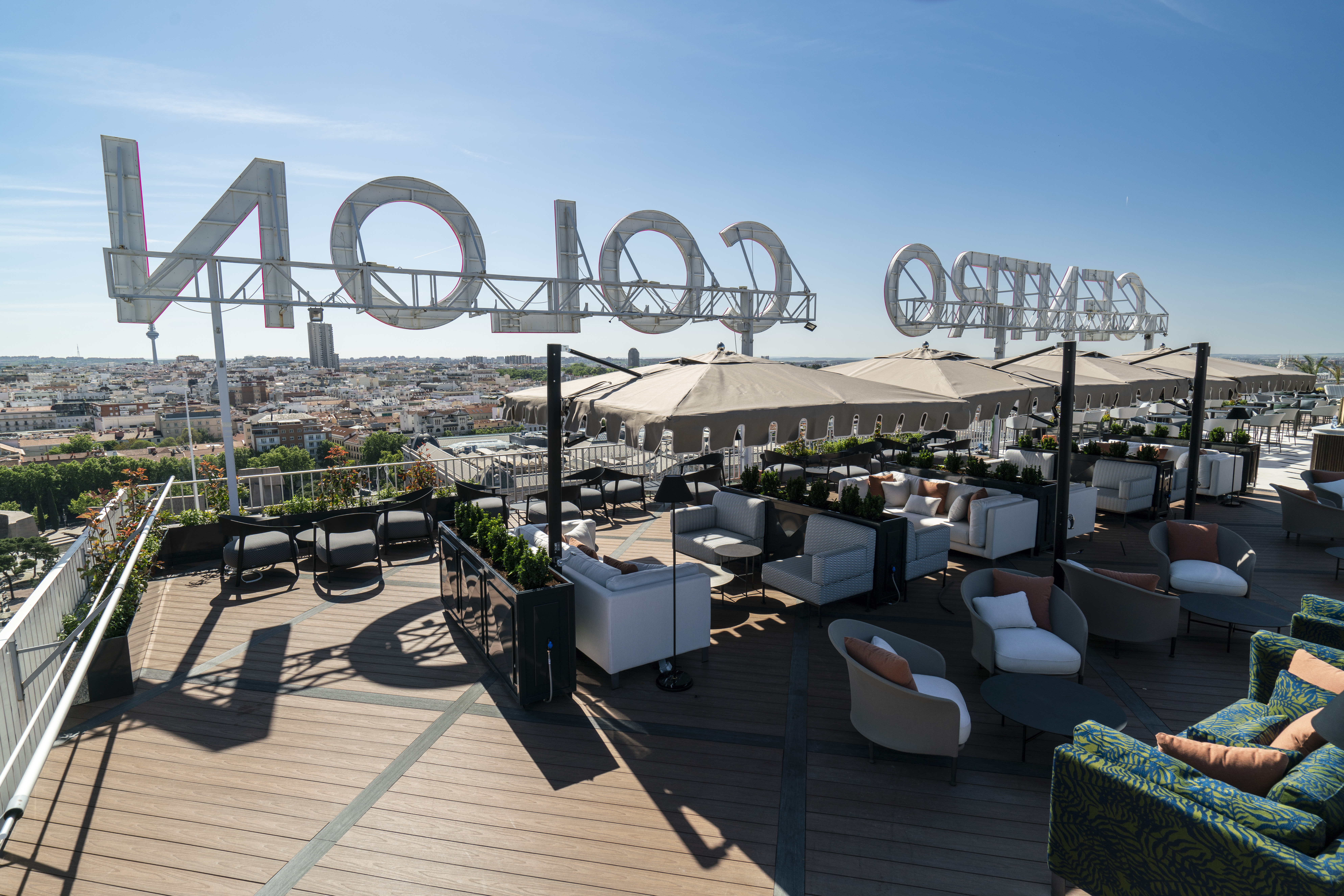 The Bar | Club Financiero Génova - Vista panorámica desde la terraza del Club Financiero Génova en Madrid, con el horizonte de la ciudad al fondo.