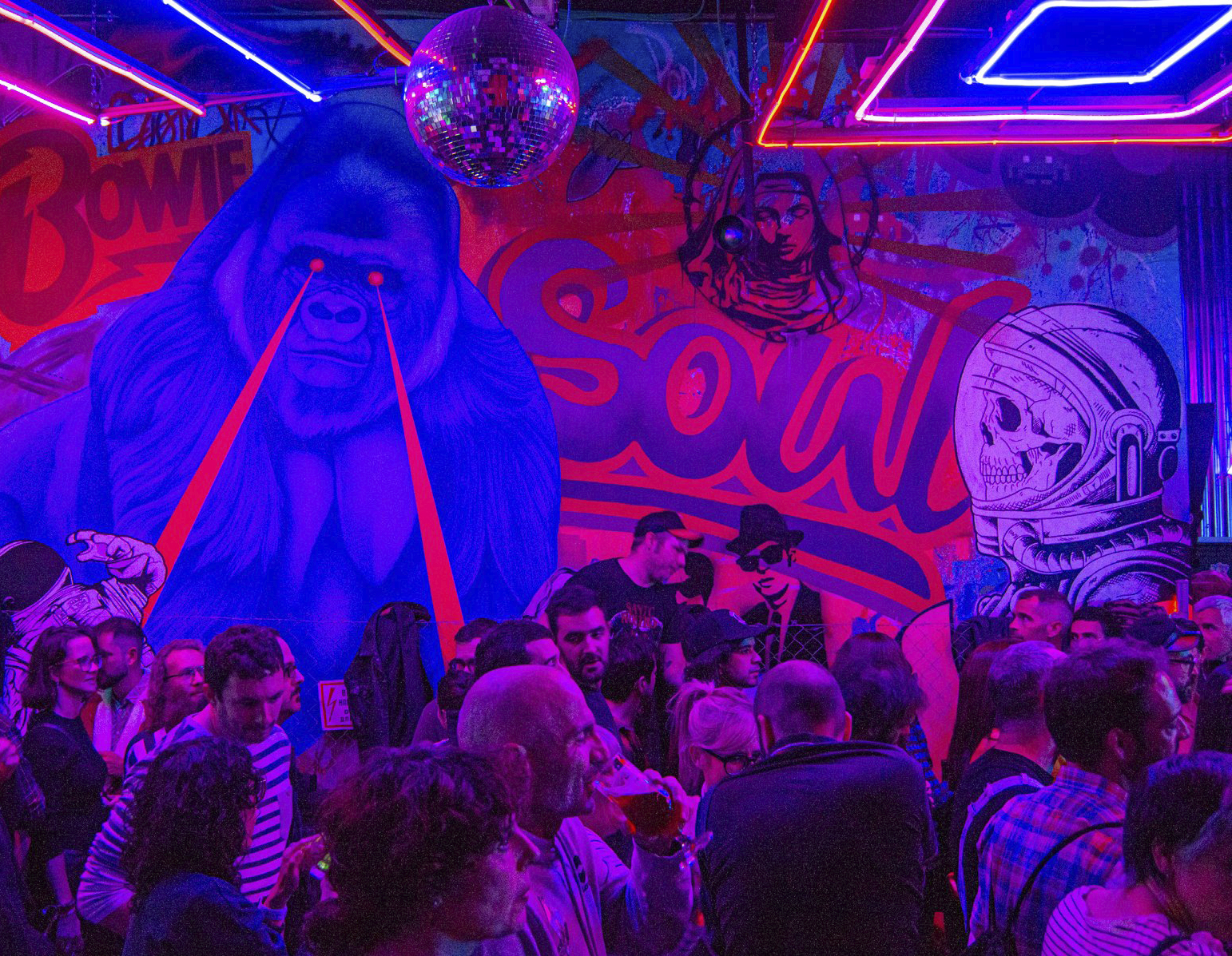Bar Mutante ofrece un espacio único con arte vibrante, luces neón y un ambiente animado ideal para disfrutar de noches inolvidables.