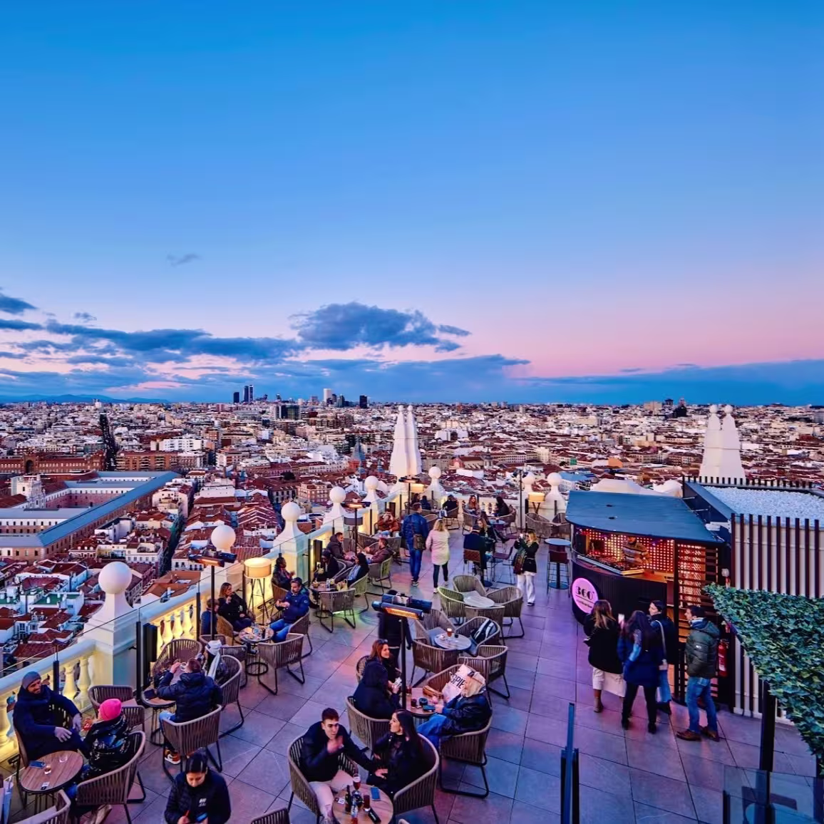 360º Rooftop Bar en el Hotel Riu Plaza España ofrece vistas únicas de Madrid, con una terraza vibrante y panorámica perfecta para un cóctel al atardecer.