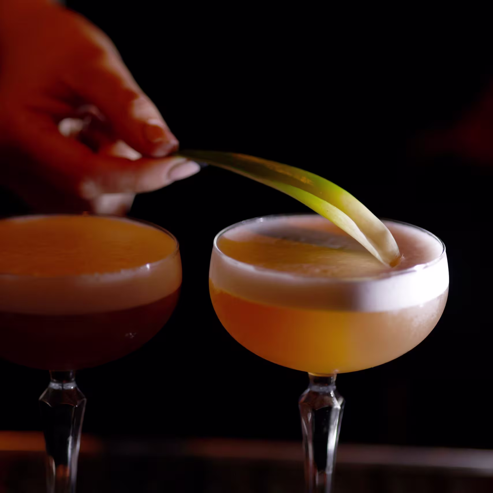 La imagen muestra el interior de un restaurante elegante con techos altos y decoración clásica. Mesas dispuestas en un ambiente espacioso con iluminación cálida crean una atmósfera acogedora y sofisticada, ideal para una experiencia gastronómica memorable.