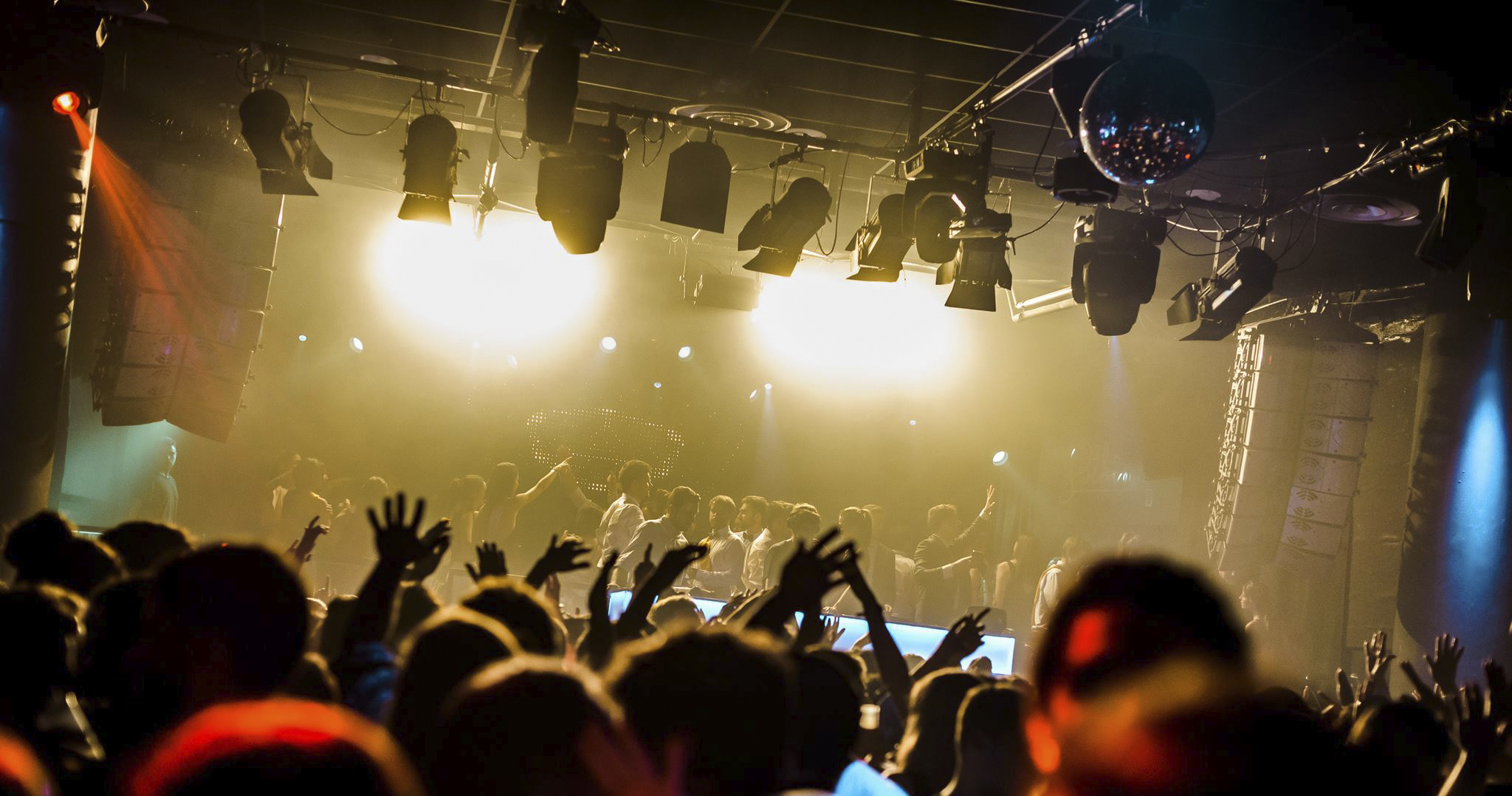Una noche vibrante en la Sala Bikini, donde el espectáculo de luces y la música crean una experiencia única en pleno corazón de Barcelona.