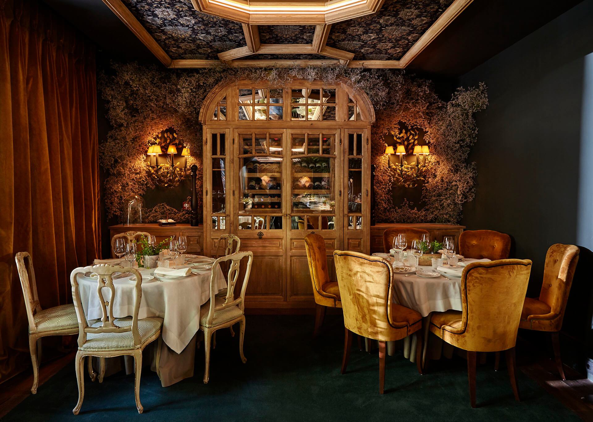 Numa Pompilio destaca por su elegante decoración clásica y ambiente íntimo, ideal para cenas refinadas y experiencias gastronómicas excepcionales.
