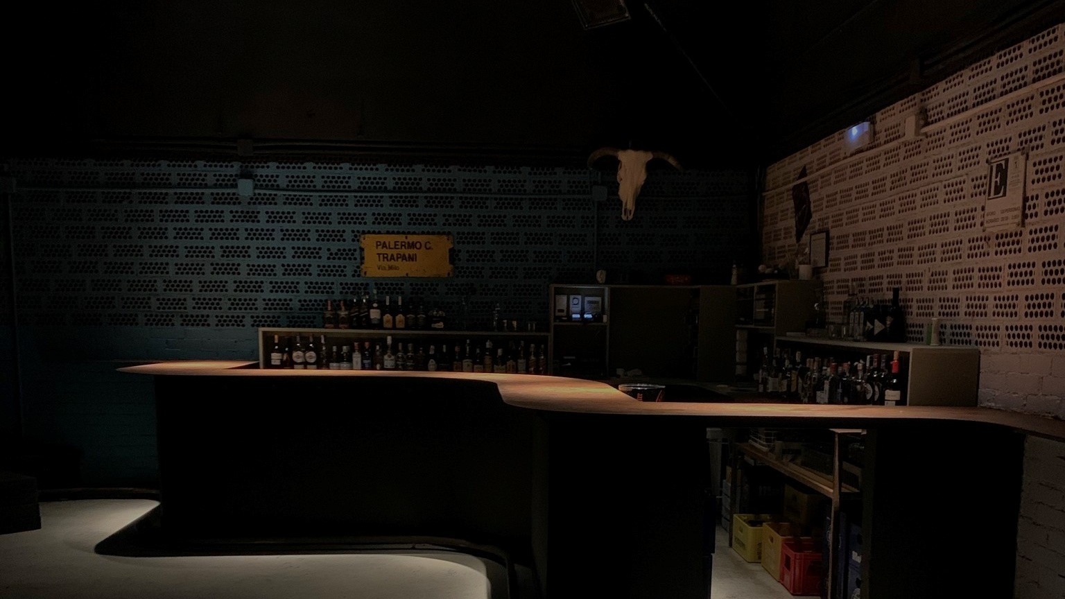 The Bar | Bar Palermo - Barra del Bar Palermo con iluminación tenue, mostrando un ambiente oscuro y underground.